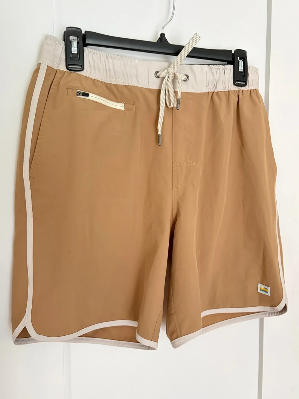 53. Men’s Size Medium VUORI Sand Banks Shorts NEW With Tags
